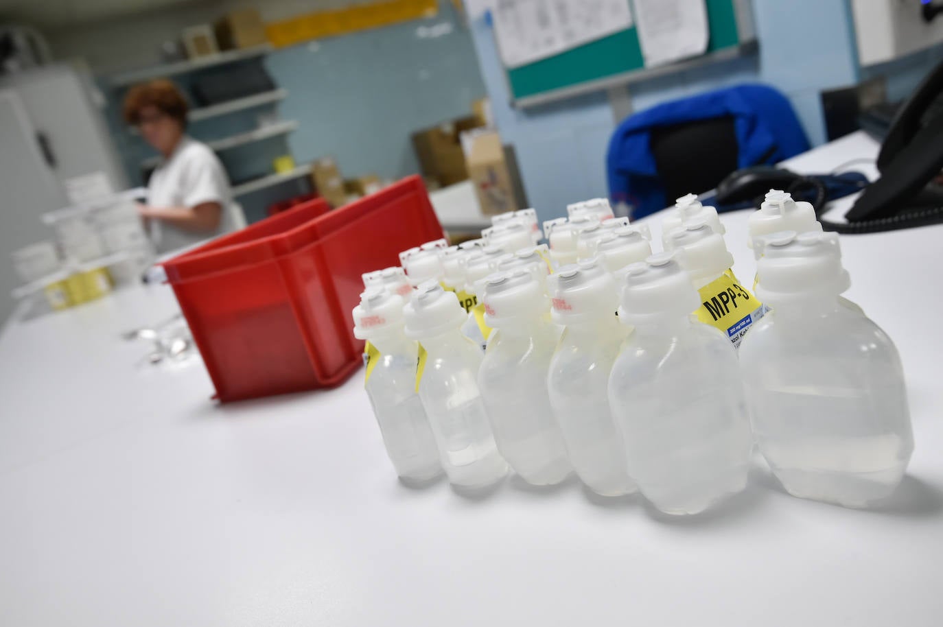 El servicio de Farmacia del Hospital Reina Sofía de Murcia, en imágenes