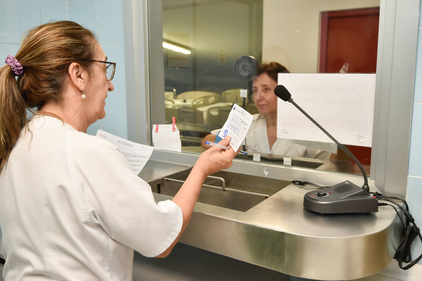 El servicio de Farmacia del Hospital Reina Sofía de Murcia, en imágenes