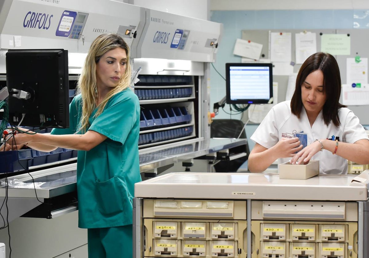 Dos sanitarias revisan medicación en el servicio de Farmacia del Reina Sofía, este lunes.