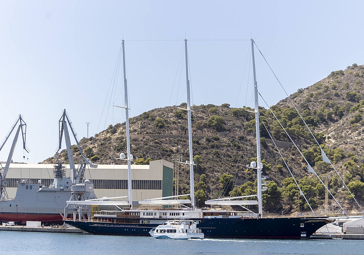 El 'Koru', atracado en el muelle de Navantia.