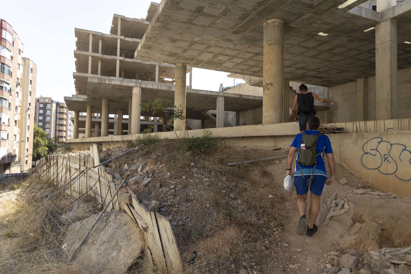 Okupas en la estructura del edificio a medio construir, en imágenes