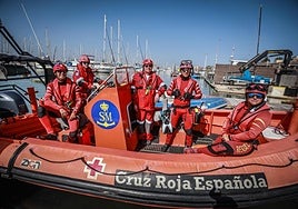 Integrantes del equipo en la embarcación de Salvamento Marítimo de Cruz Roja, en Torrevieja.