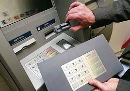 Teclado y ranura falsos empleados para las estafas en cajeros.