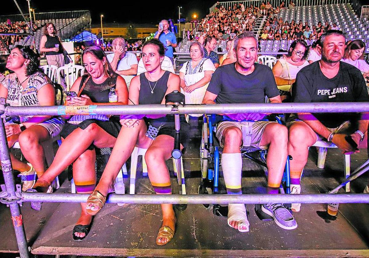 Las personas con movilidad reducida disfrutan de una visión privilegiada desde la plataforma elevada en el Festival Sal de Música.