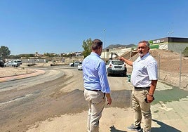 Los ediles Ángel Meca y José Martínez en la zona cortada al tráfico.