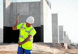 Un trabajador en la obra de construcción del AVE Murcia-Almería, el pasado 13 de agosto.