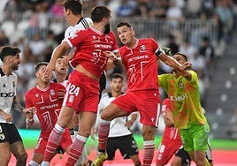 El central mazarronero y capitán cartagenerista Pedro Alcalá, de frente, en una jugada de ataque del Efesé el domingo; a su izquierda, el montenegrino Sipcic.