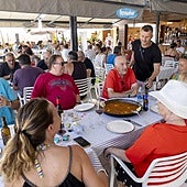 Un camarero atiende a un grupo de clientes, en un restaurante de La Manga.