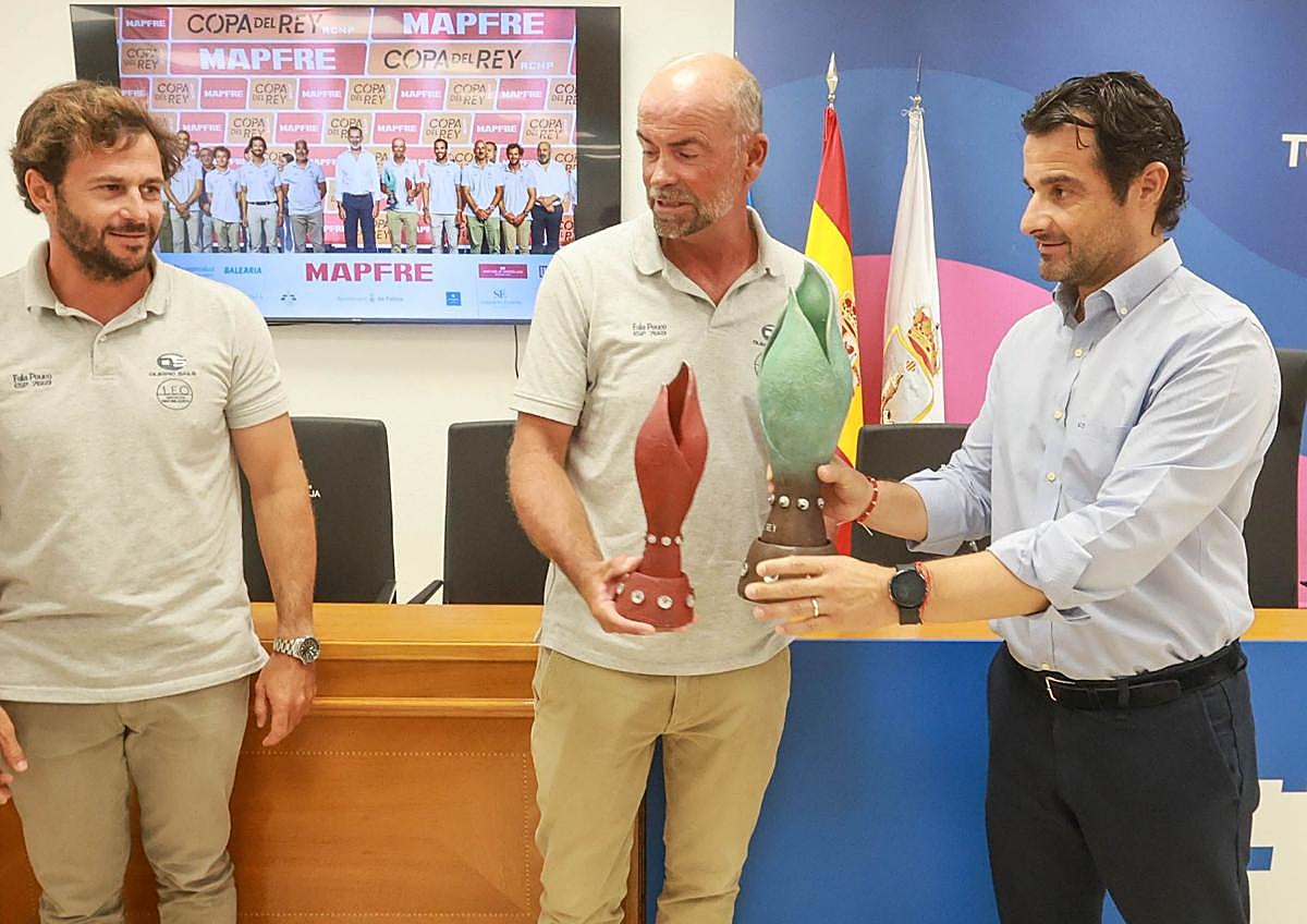 Imagen secundaria 1 - Los ganadores de la Copa del Rey de Vela llevan su triunfo al Consistorio de Torrevieja
