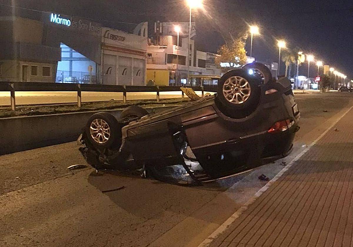 Un vehículo volcado en San Javier, en una imagen de archivo.