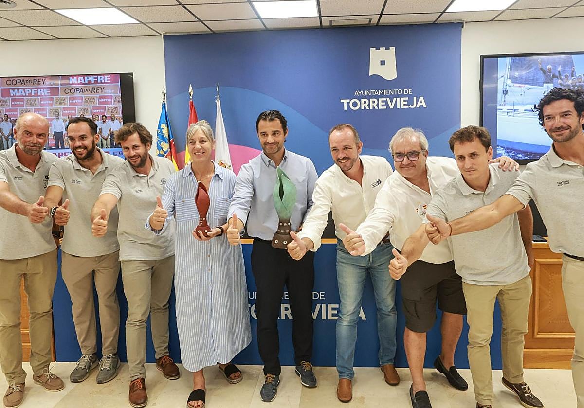 Imagen principal - Los ganadores de la Copa del Rey de Vela llevan su triunfo al Consistorio de Torrevieja
