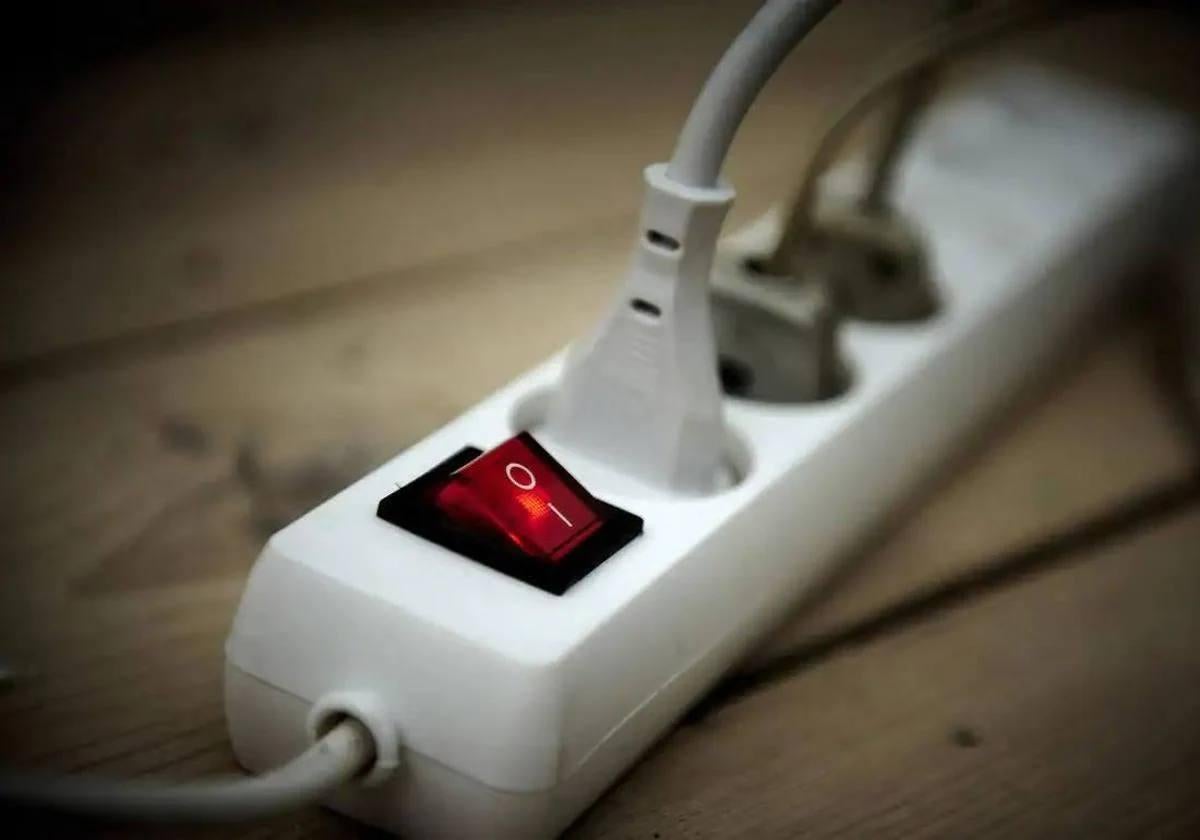 Los siete aparatos que nunca deberías conectar a una regleta.