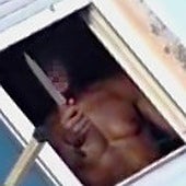 El hombre, atrincherado, muestra el cuchillo.