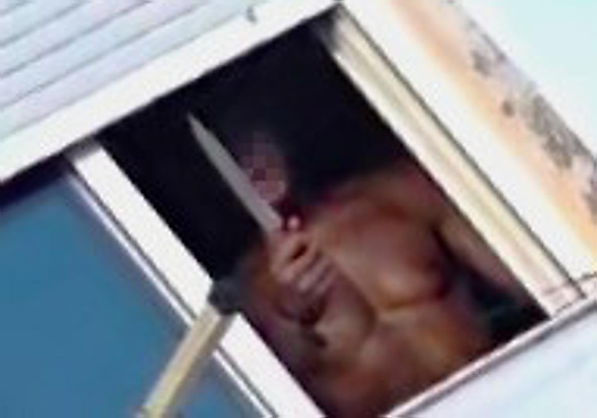 El hombre, atrincherado, muestra el cuchillo.