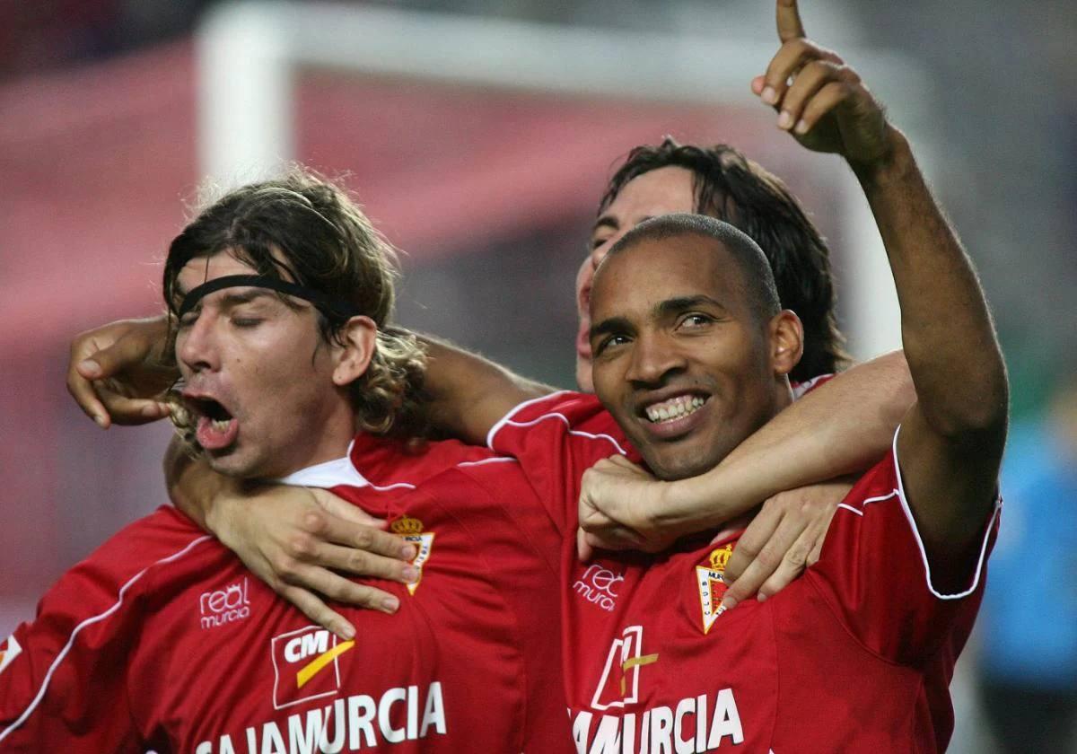 Pablo García y Regueiro, junto a Mejía, celebran un gol del Murcia al Recreativo en 2007.