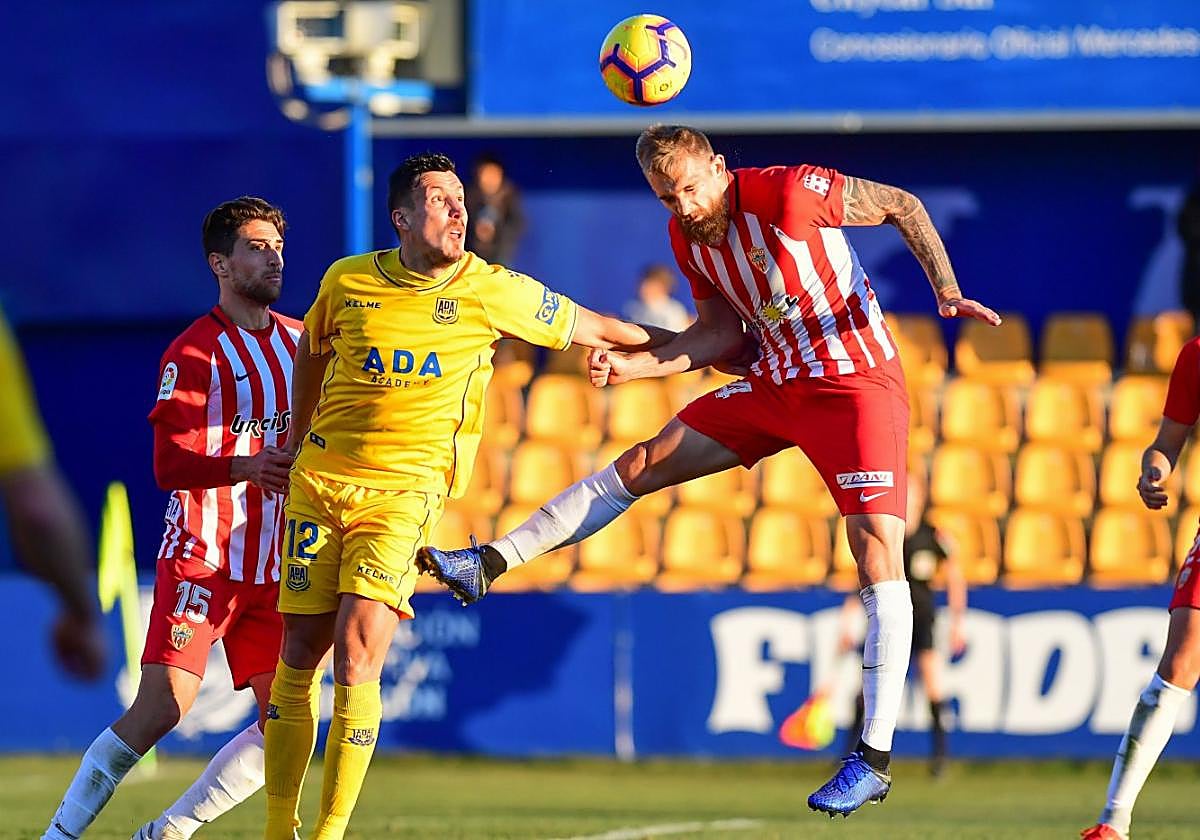 Saveljich, con la camiseta del Almería, cabecea un balón en un duelo frente al Alcorcón.
