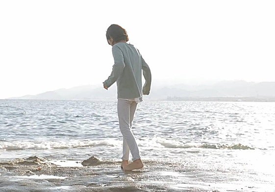 María en la playa. La joven murciana que inspira el corto.