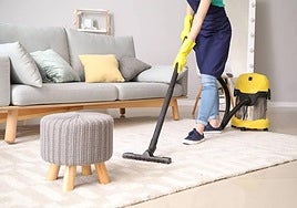 Elimina las manchas más difíciles de la tapicería de tu sofá con solo dos productos.