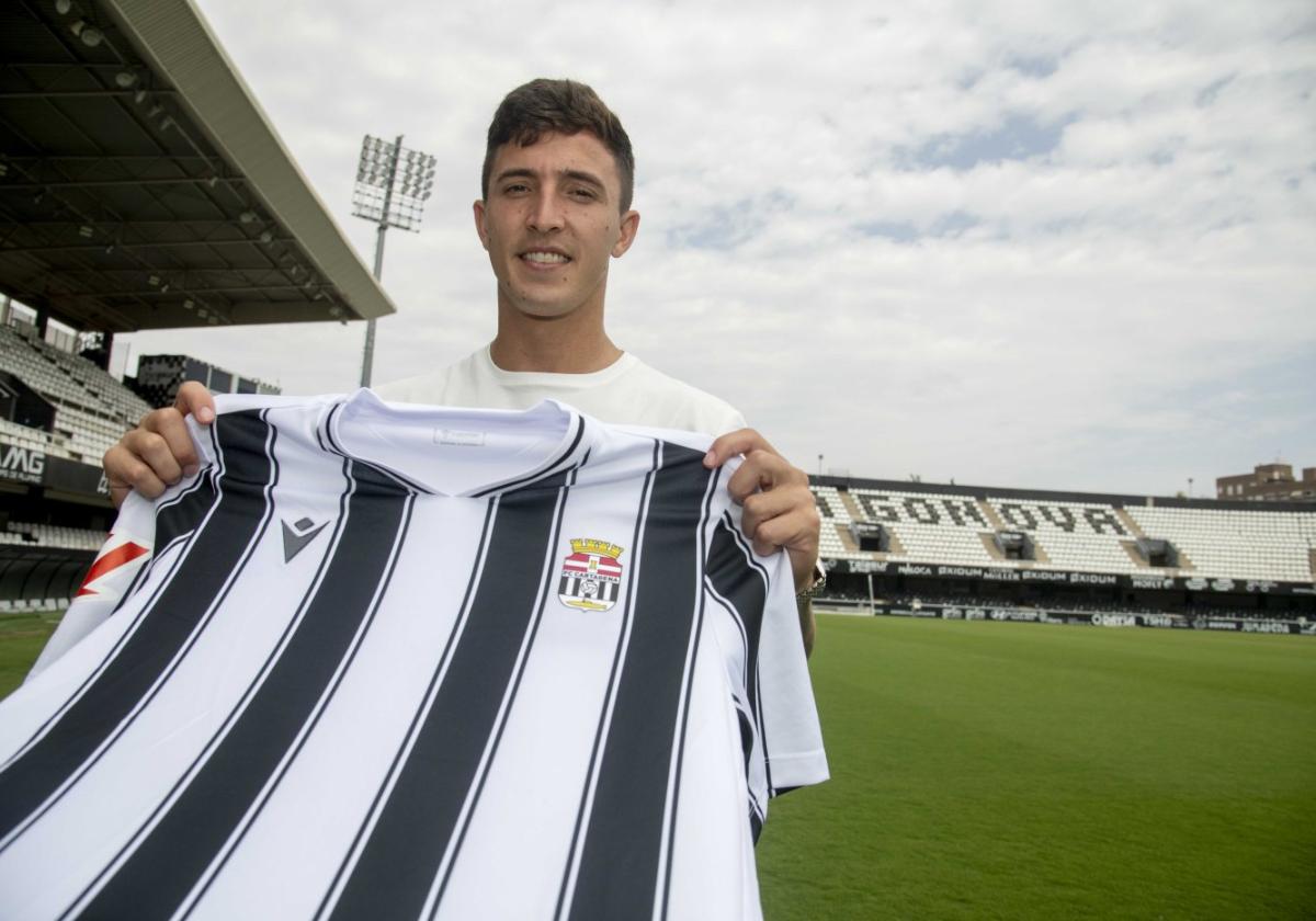 El delantero Daniel Escriche posa con la camiseta albinegra del Efesé, ayer, en el Cartagonova.