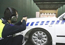 Un policía local de la Región, realizando prácticas de tiro.