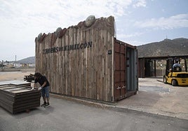 Miembros de las Tropas de Himilcón durante el montaje de su refugio, en el campamento festero.