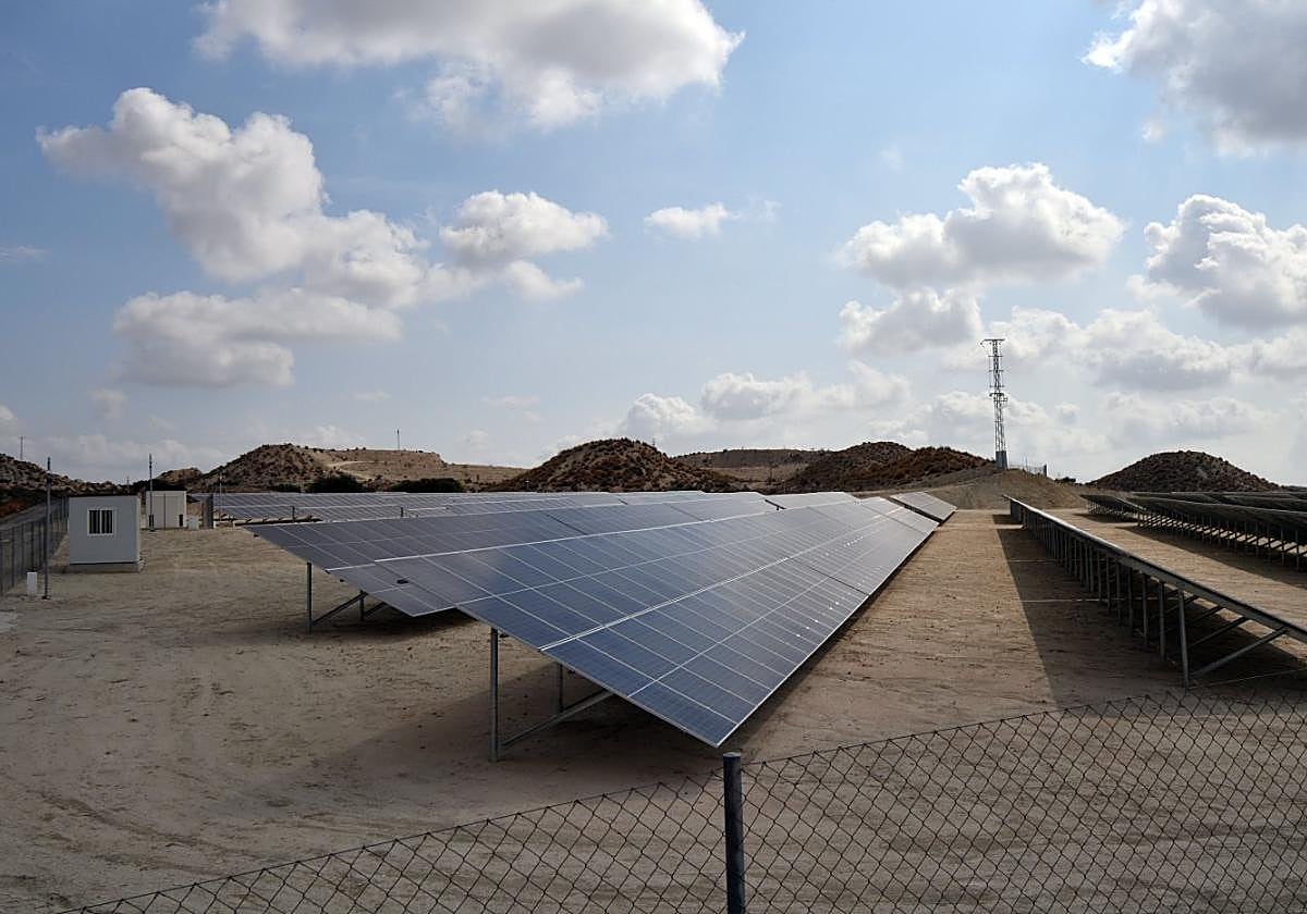 Huerto solar en la pedanía molinense de El Fenazar.