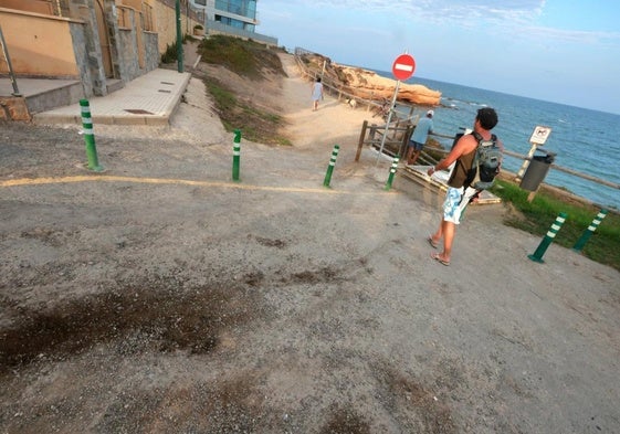 Aspecto actual de uno de los accesos a la playa de Los Jesuitas, en Torre de la Horadada.