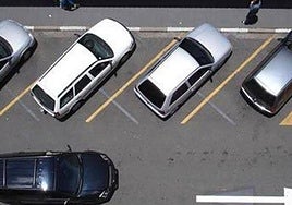 Varios coche aparcados.