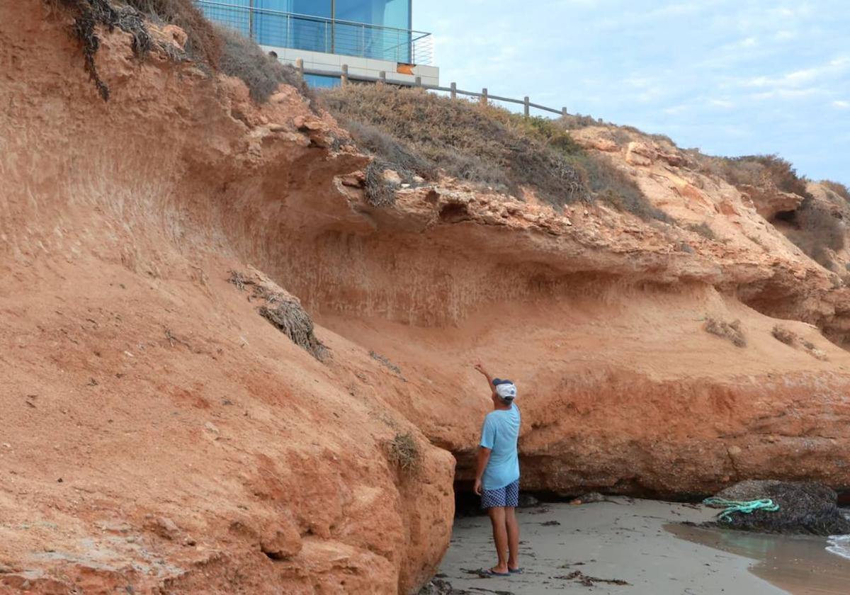 Imagen principal - La bandera azul de la playa de Los Jesuitas en Torre de la Horadada peligra por accesos deficientes e inseguridad