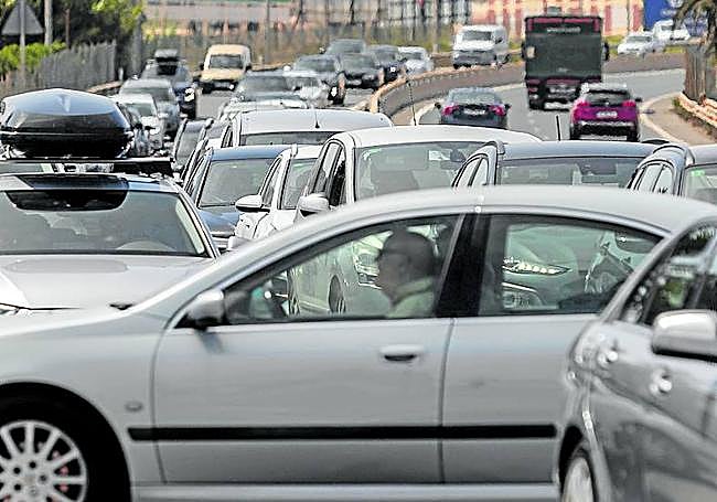 Largas colas y caos de tráfico, este jueves en la entrada de La Manga.