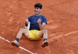 Alcaraz celebra su triunfo en el Roland Garros, tras derrotar en la final a Zverev, el pasado 9 de junio.