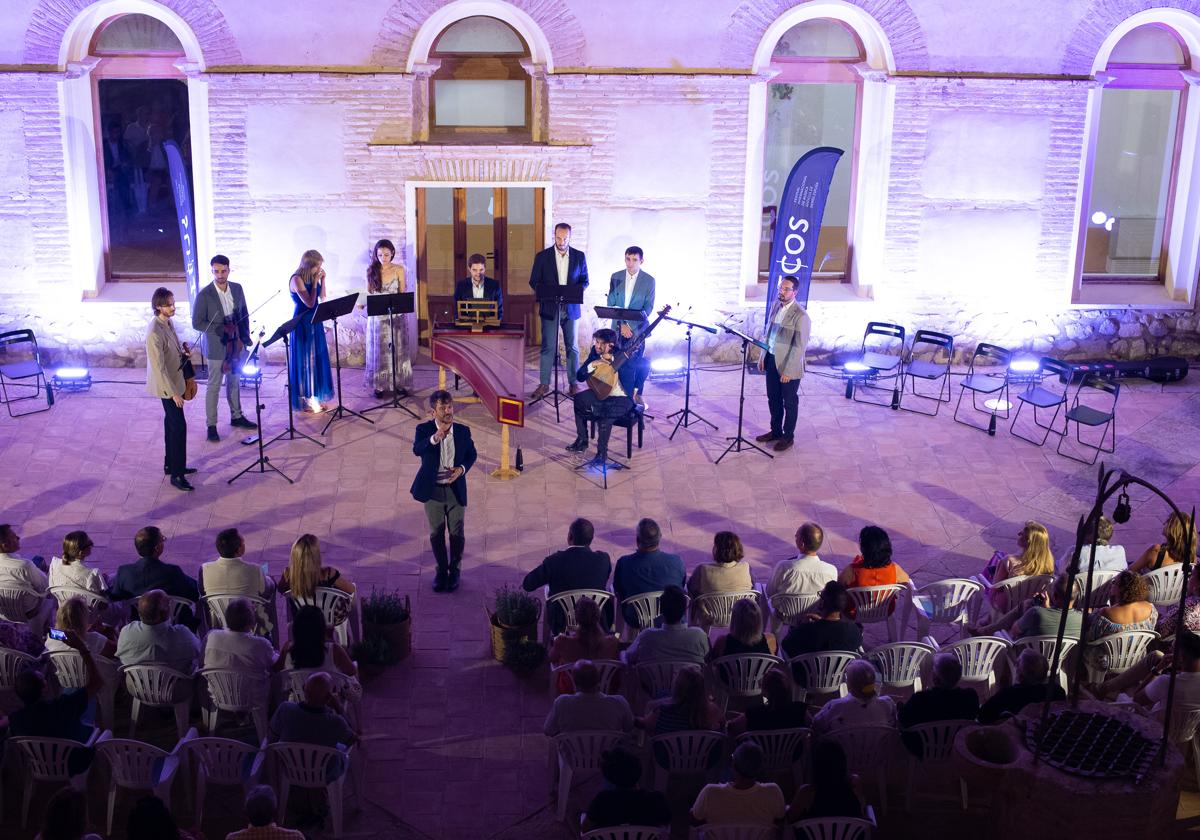 Cantoría, con Jorge Losana, director de ECOS, durante el recital en Mula.