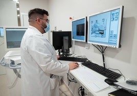 Un médico interno residente (MIR) en el servicio de Oncología radioterápica de La Arrixaca