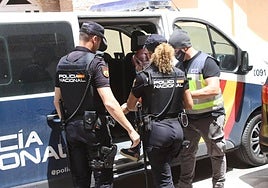 Varios agentes durante una operación policial.