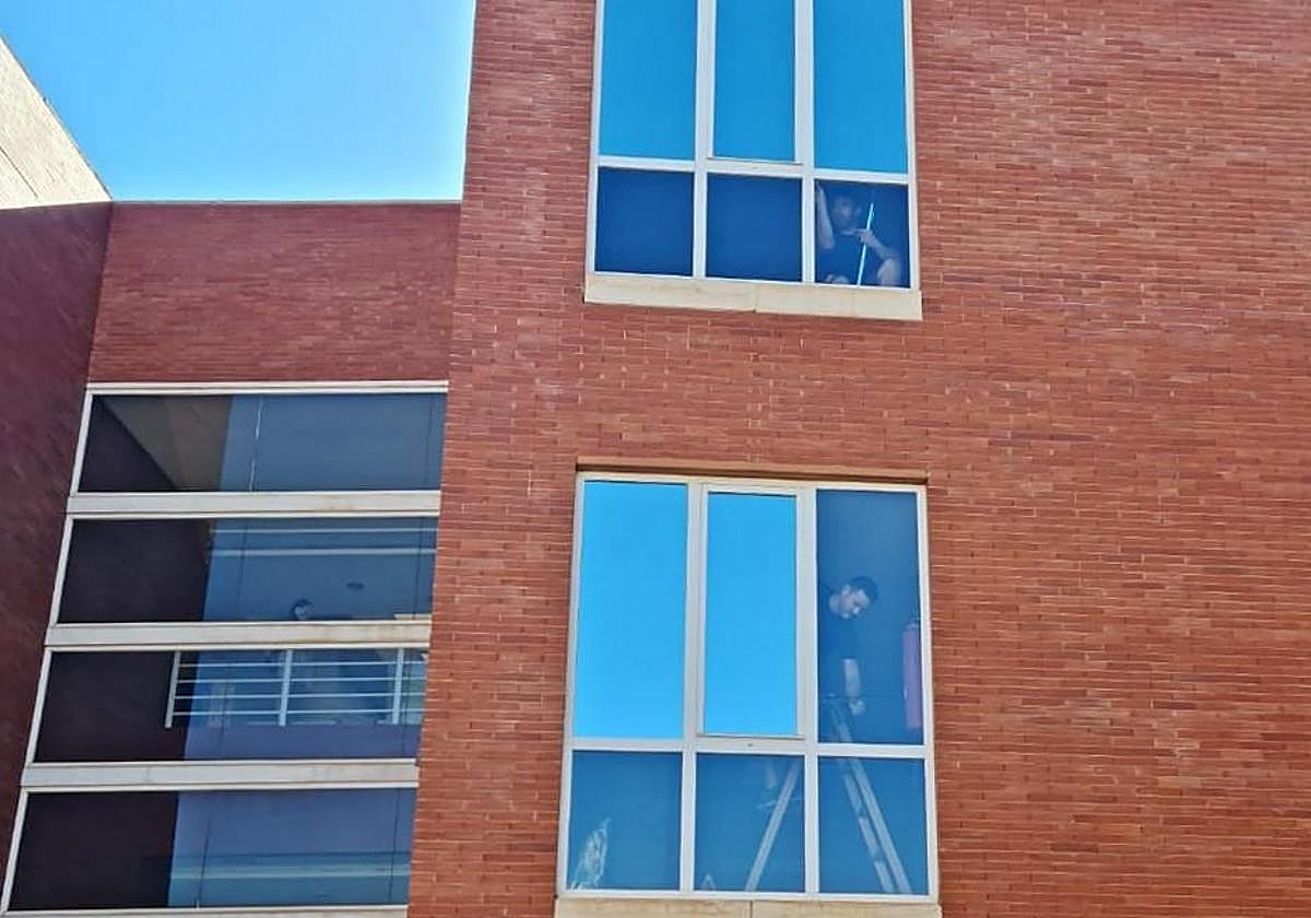 Las láminas en las ventanas de La Arrixaca.