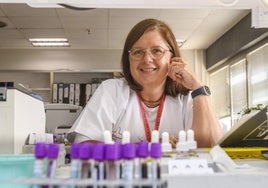 Vanessa Roldán, esta semana en uno de los laboratorios del servicio de Hematología de La Arrixaca.