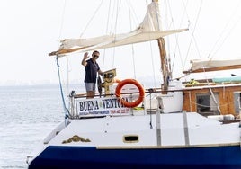 Antonio Maestre, capitán y presidente del Club Náutico de Los Nietos, en la goleta 'Buenaventura', en el Mar Menor.