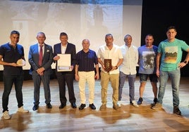 El alcalde (2i), junto al pregonero, a su lado, y los premiados con los escudos de oro.