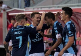 Los jugadores del Real Murcia celebran uno de los goles de Pedro León.