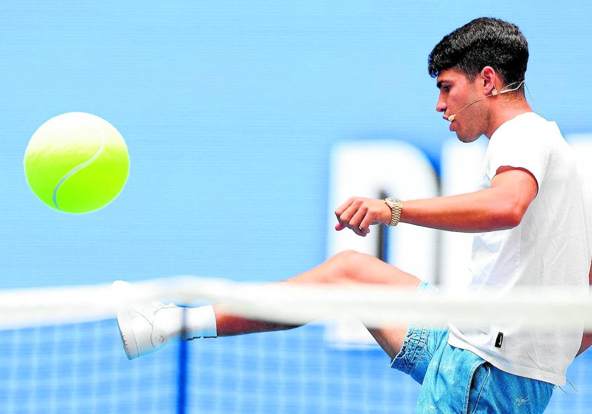 Carlos Alcaraz patea una bola de tenis gigante, en el Arthur Ashe Kids' Day, en Nueva York.