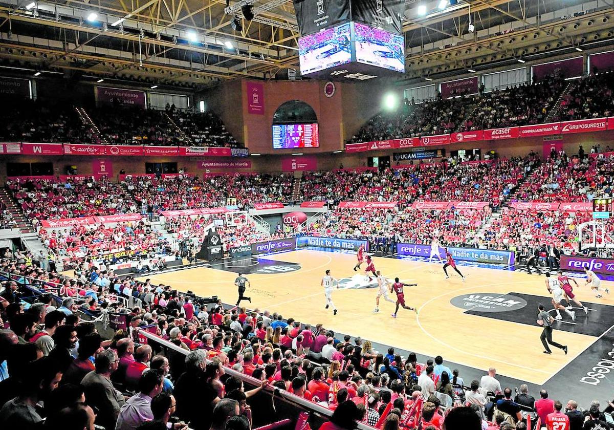 Aspecto que presentaba el Palacio de los Deportes de Murcia en el tercer partido de la final de la ACB de la pasada temporada entre el UCAM y el Real Madrid.