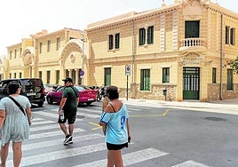 Varios vecinos pasan frente al pabellón sur, el reformado hace un lustro y que albergará el comedor social y espacios culturales.
