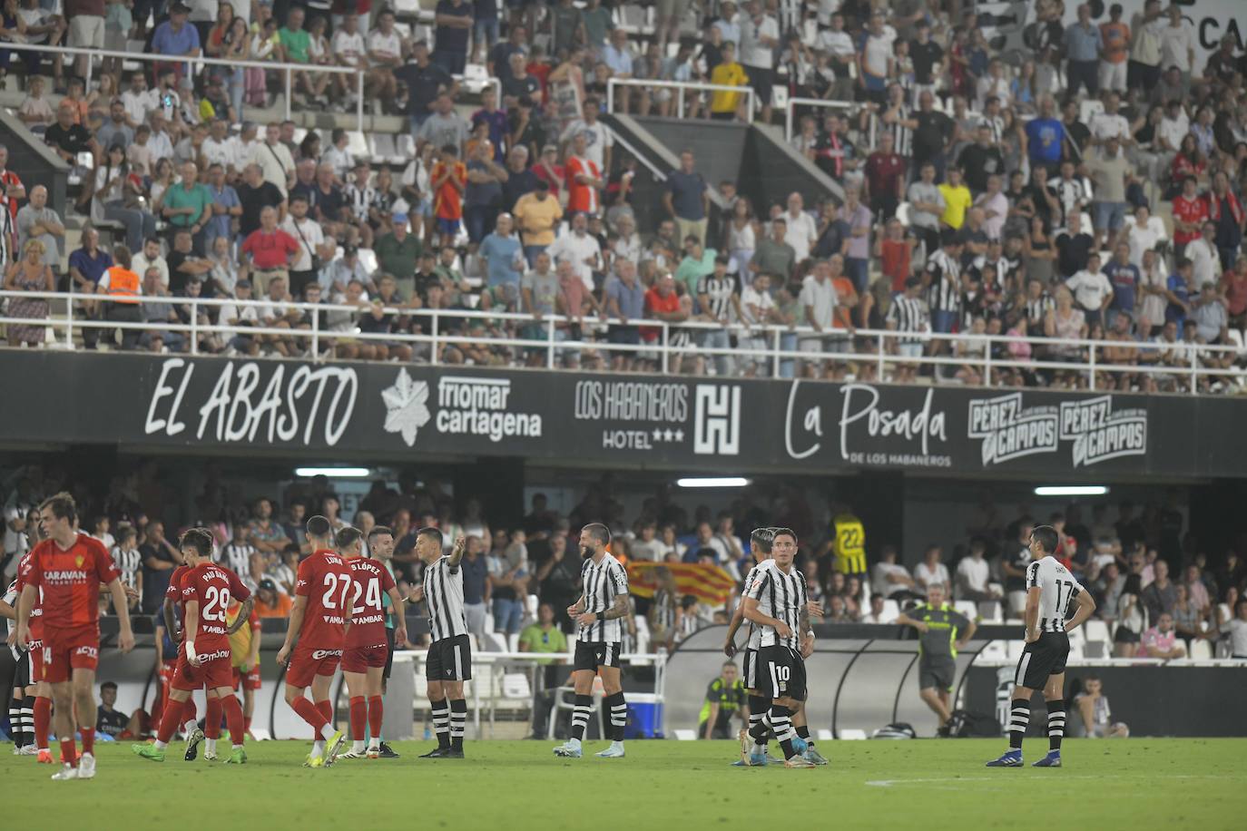 La derrota del Cartagena ante el Zaragoza, en imágenes