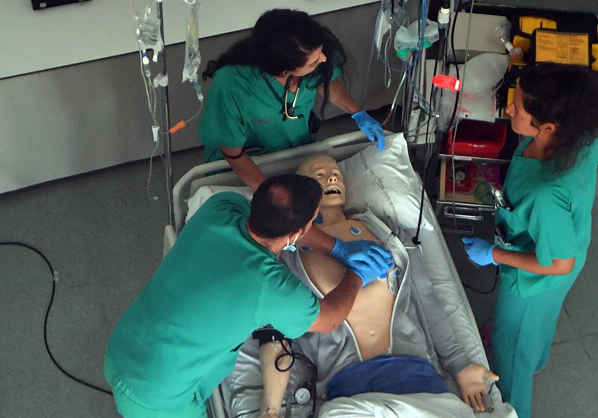 Varios sanitarios simulan una reanimación cardiopulmonar, este lunes en el Morales Meseguer.