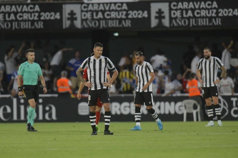 Los jugadores del Cartagena abatidos tras la remontada del Zaragoza.