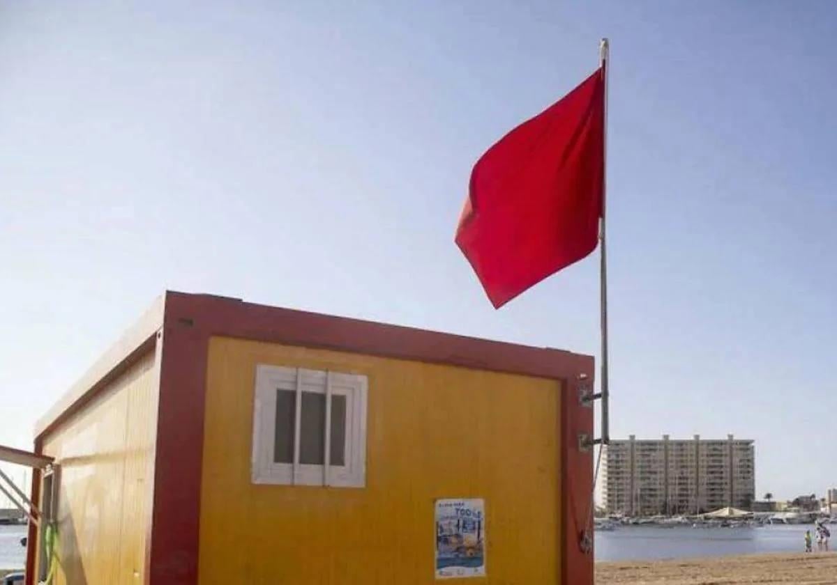 Bandera roja en una playa, en una imagen de archivo.