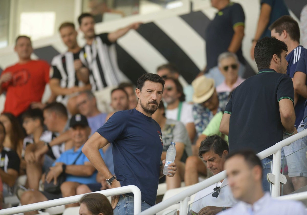 El exfutbolista del Cartagena Toché, ahora director deportivo del Albacete, ayer en el Cartagena-Zaragoza.