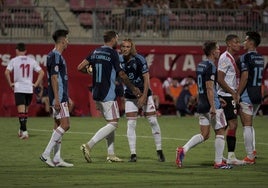 Carrillo, antes de su penalti en Sevilla, dialoga con Pedro Benito.