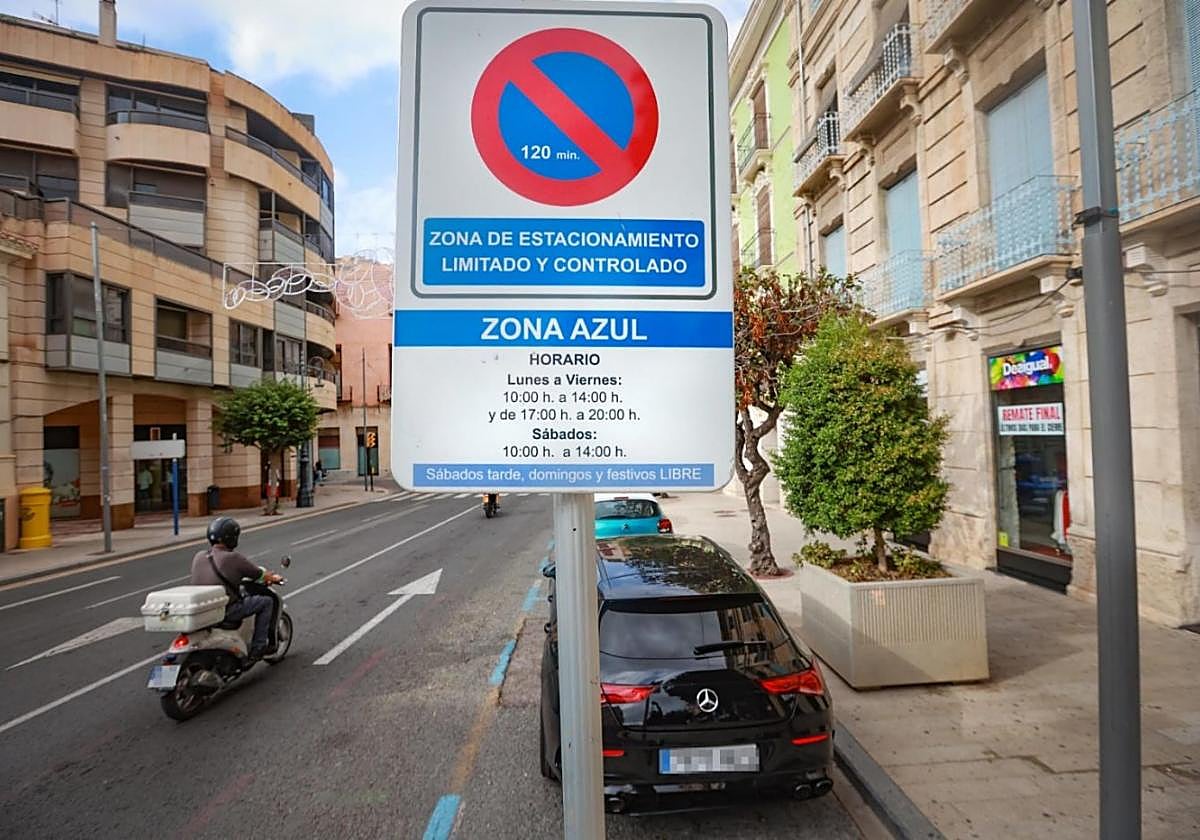 Estacionamiento regulado en una calle de Orihuela.