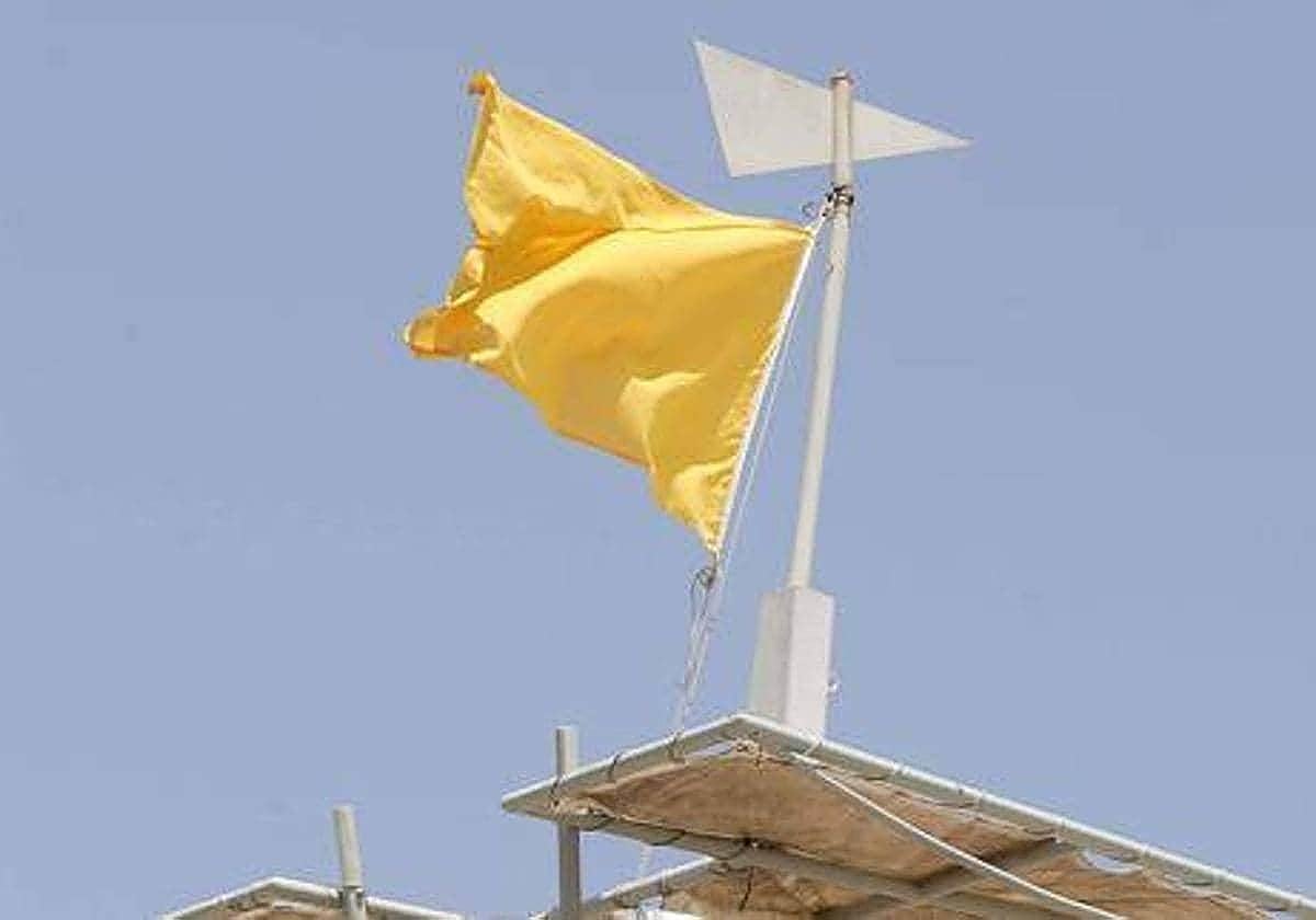 Bandera amarilla en una playa de la Región de Murcia, en una imagen de archivo.